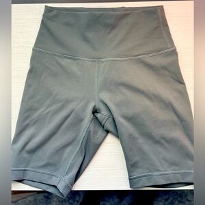 Lululemon Wunder Train high rise shorts size 6. 8”